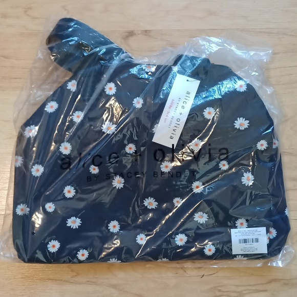 Alice + Olivia AO X FABFITFUN DUFFEL BAG Daisy Print - Picture 8 of 11